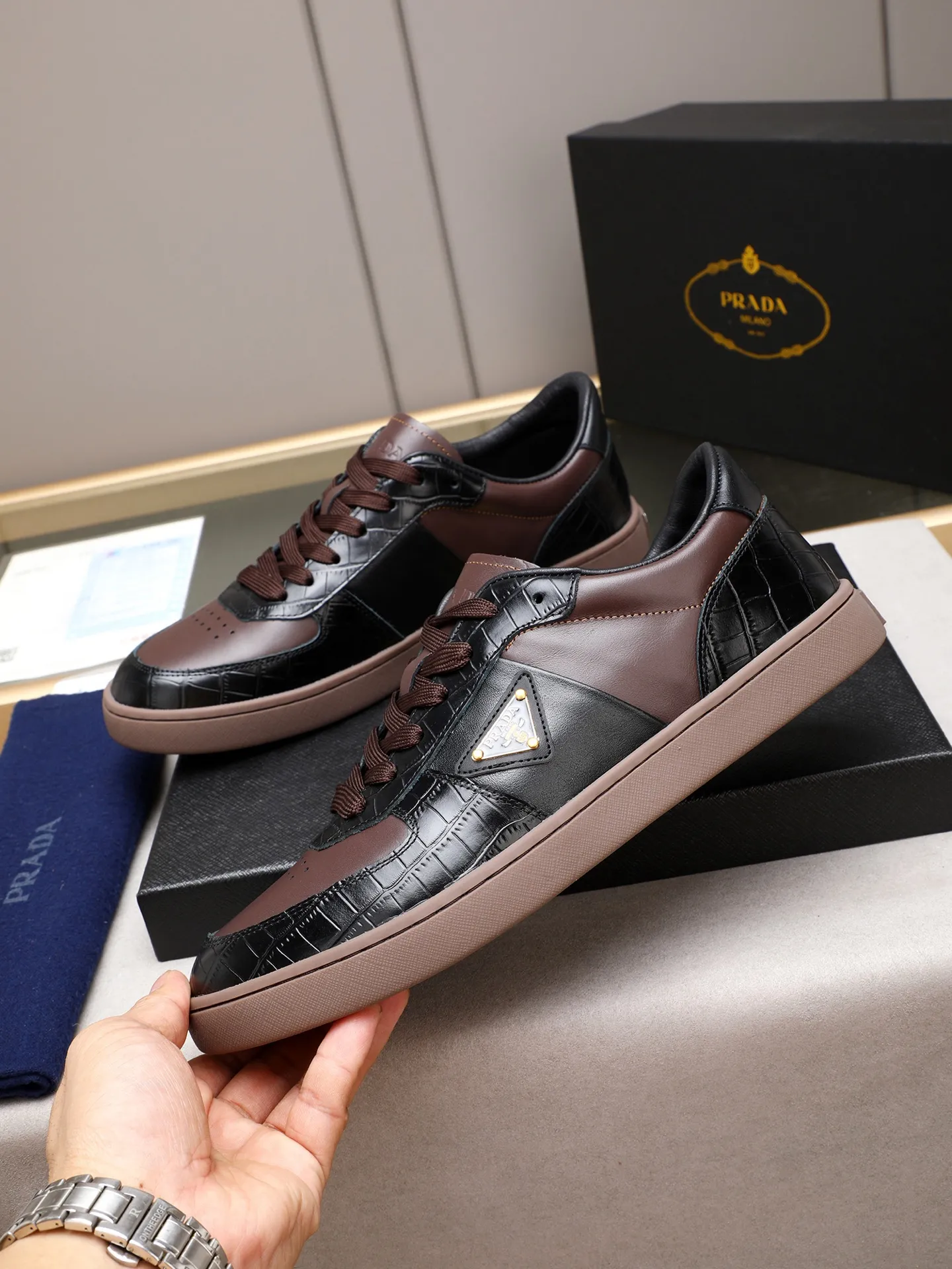 Men's shoes💰420💰 Brand: PRADA (Prada) Standard code: Men's code 38–44 (45 can be customized) Material: Original cowhide, breathable sheep lining Special outsole Style category: Men's fashionable casual sneakers Low-key luxury! Color: actual picture color